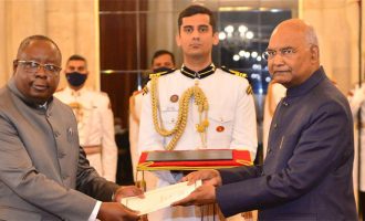 The High Commissioner of the Republic of Malawi,Leonard Senza Mengezi presenting his credential to the President of India, Ram Nath Kovind