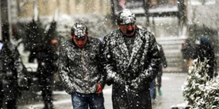 Heavy snowfall blocks 2,173 roads across 18 provinces in Turkiye