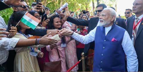 PM Modi welcomed with traditional Bihari 'Geet Gawai' in Mauritius